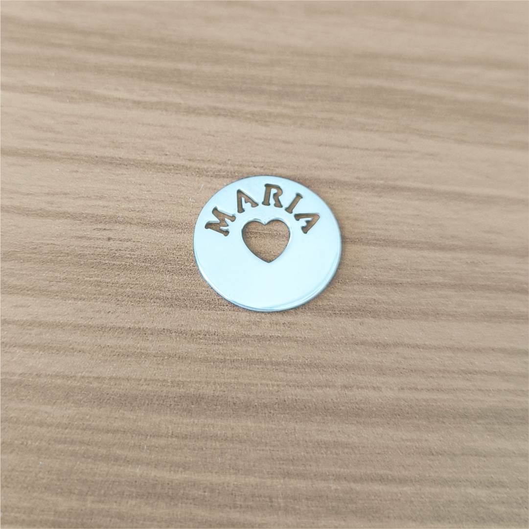 Pingente Medalha Coração Vazado Personalizável em Prata 925 – 15mm